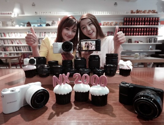 스마트한 3.7인치 2030만 화소 카메라 등장