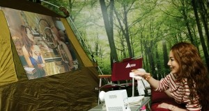 ‘미니빔 TV’로 여름밤 캠핑서 영화를…