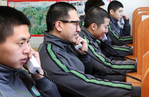 군부대 병사, 수신용 공용 휴대폰 지급