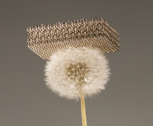 보잉, 깃털보다 가벼운 금속 소재 개발…99% 공기