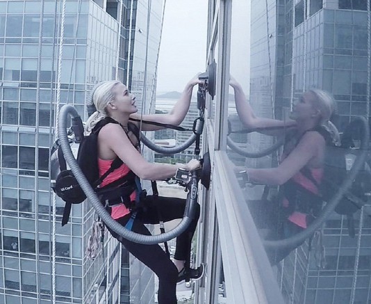 LG전자 청소기 메고 33층까지 오른 여성 등반가