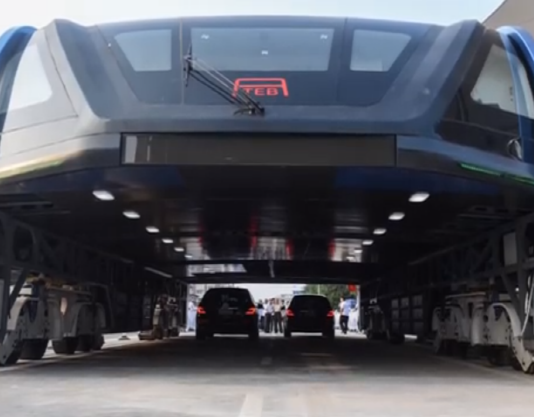 중국 터널버스 ‘TEB-1’ 시험운행 성공…버스 밑으로 자동차 다녀