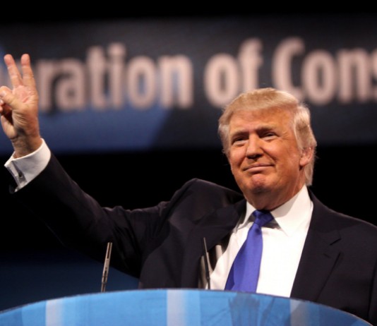 팀 쿡, 트럼프 통화 후 애플 아이폰 생산라인 미국 이전 검토