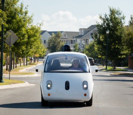구글 시각장애인 홀로 자율주행차 시험운행 성공