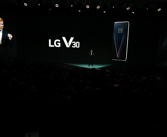 LG V30, 베를린서 공개…구글 어시스턴트 탑재