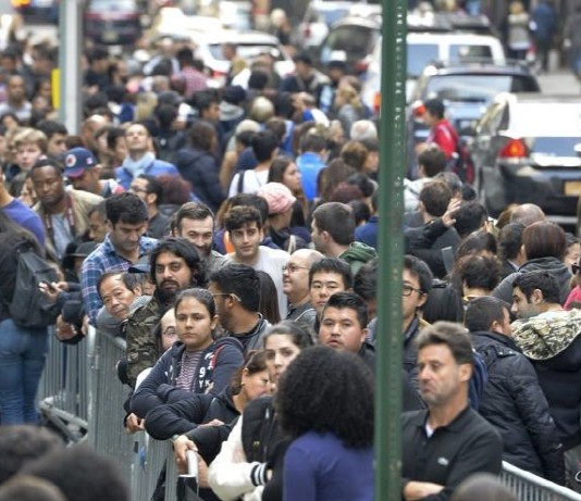 아이폰X 사려고 애플 스토어 앞 “인산인해”