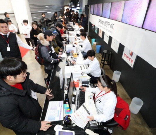 아이폰X 출시, 지원금 줄이고 할인 상품만 봇물