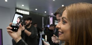 삼성, ‘갤럭시 S9/S9+’ 공개…애플 대항마 ‘AR 이모지’ 탑재