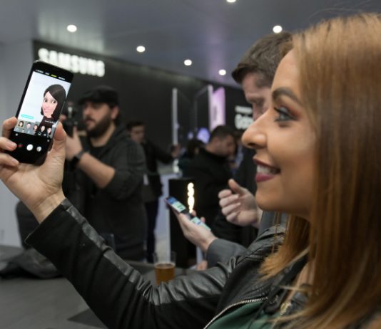 삼성, ‘갤럭시 S9/S9+’ 공개…애플 대항마 ‘AR 이모지’ 탑재