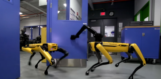 문열고 기다리는 보스턴 다이내믹스 ‘스팟미니’ 신버전