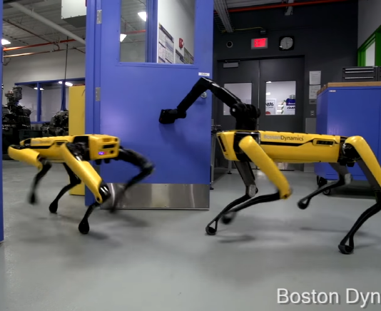 문열고 기다리는 보스턴 다이내믹스 ‘스팟미니’ 신버전