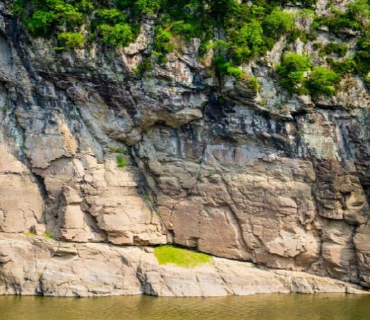 훼손되고 있는 ‘반구대암각화’ 국회서 VR 특별전 열려