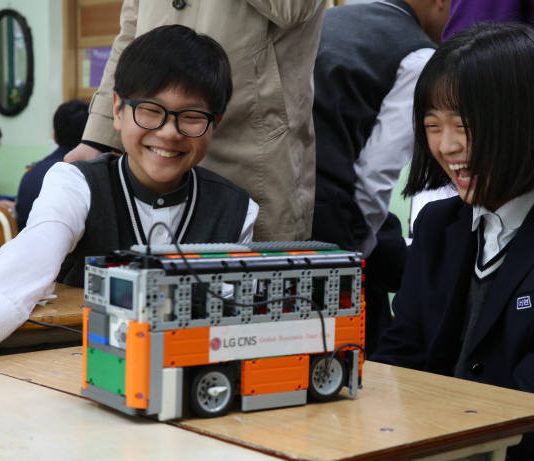 LG CNS, 중학생 3500명 무상 코딩 교육 지원