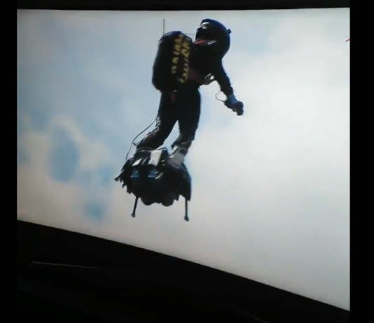 F1과 르망24시 경기장 상공을 날아다니는 사람들