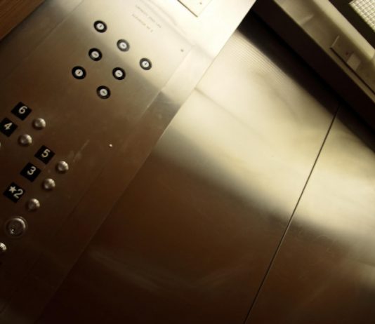 엘리베이터서 끊기는 전화, 사인곡선 무늬로 해결