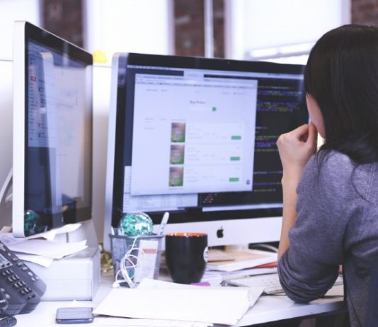 정보 가진 소수가 여론 ‘독점’하고 ‘왜곡’