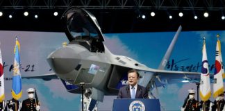 한국형 첨단 초음속 전투기 ‘KF-21’ 시제기 출고