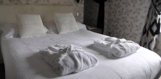 부부가 함께 자면 수면 질 개선된다