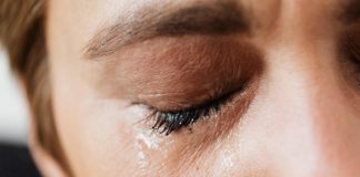 여성 눈물 냄새 맡으면 남성 공격성 감소